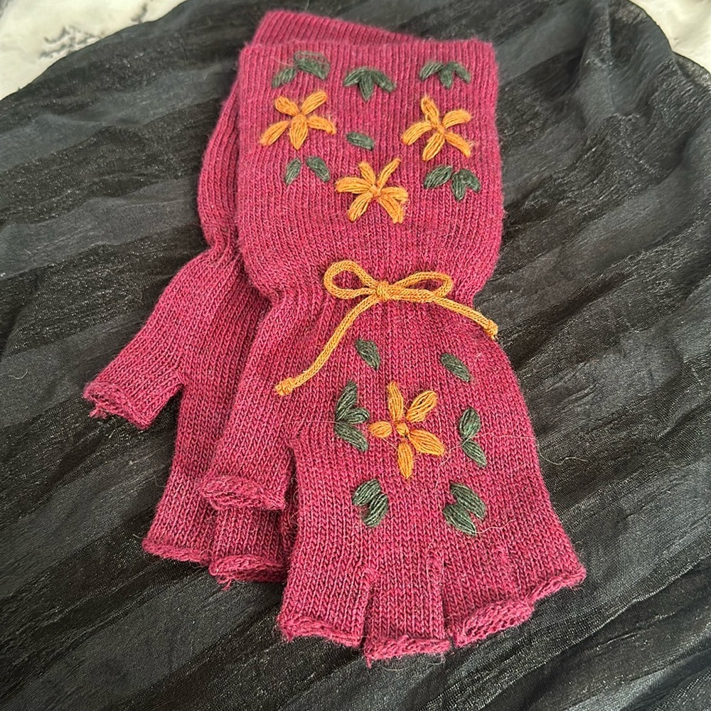 Renee’s NWOT fingertip less  gloves.